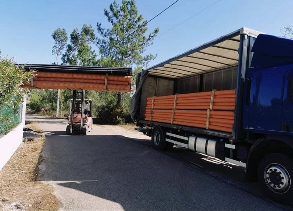 Serviço de transportes, camião palco para festas e mudanças.