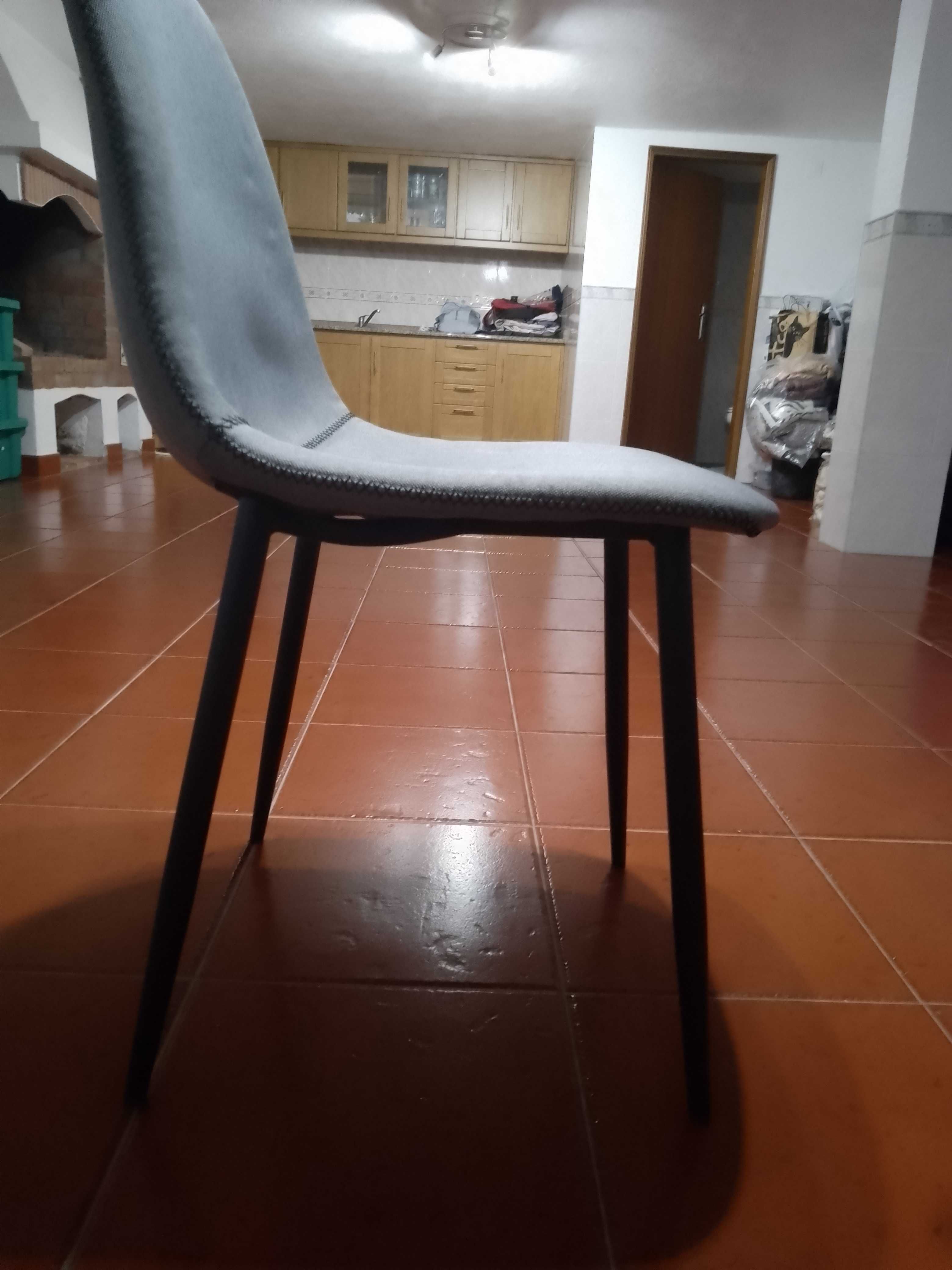 Cadeiras almofadadas