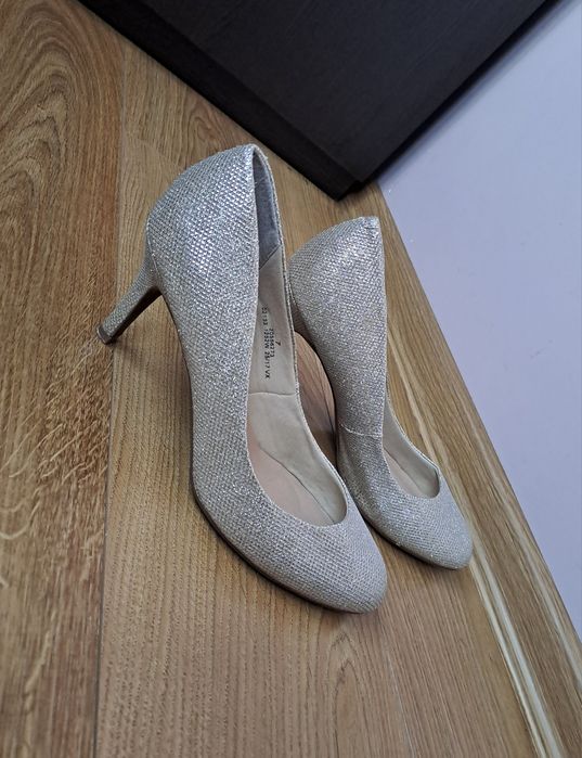 Женские нарядные блестящие туфли на каблуке