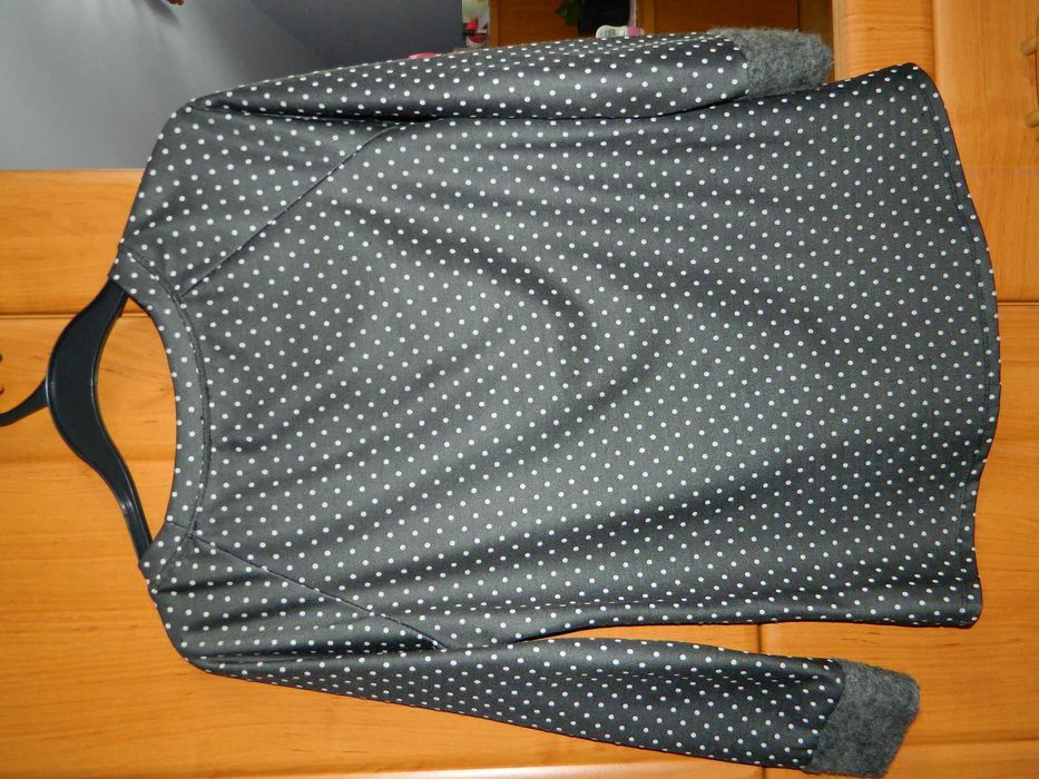 Szara bluzka w groszki z nadrukiem filcowym serca