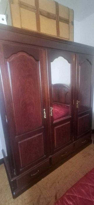 Móveis de quarto em bom estado.