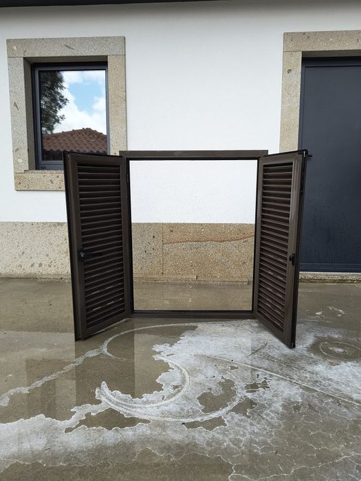 Porta e janelas de alumínio com portadas