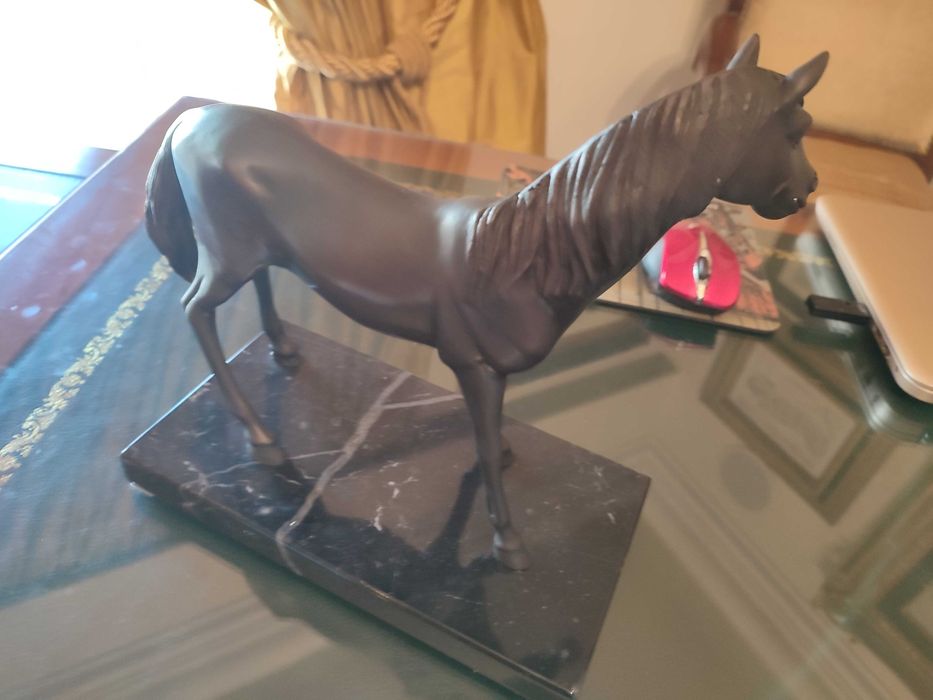 Cavalo peça decorativa com base em marmore