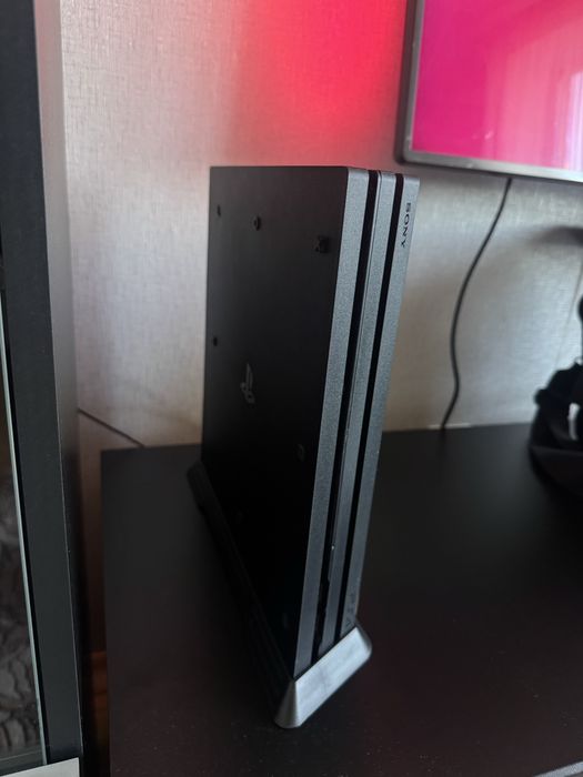 Продам Sony Playstation 4 PRO 1TB + 2 джойстика ориг + FIFA25