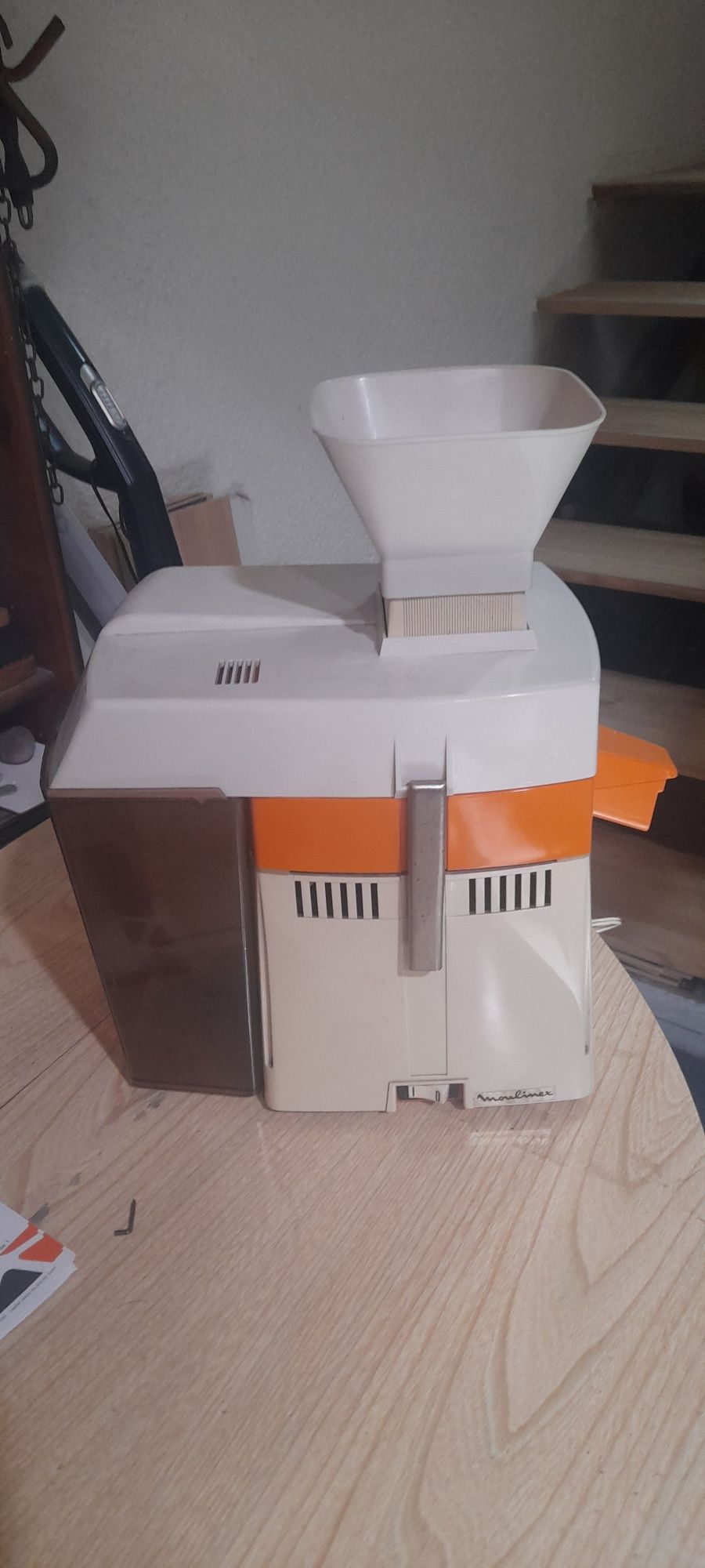 Espremedor laranjas, torradeira a abre latas