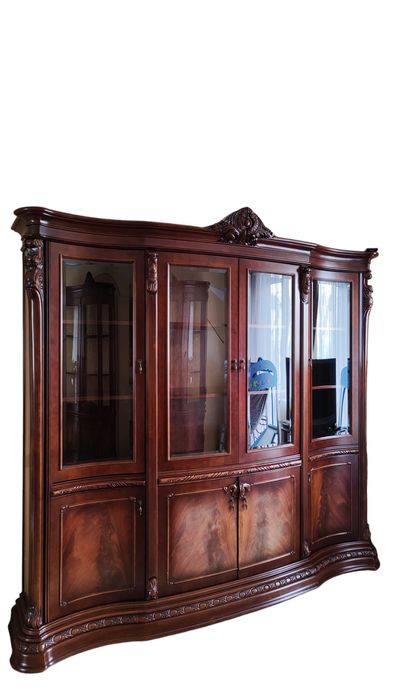 Італійська вітрина-буфет з дорогих порід дерева