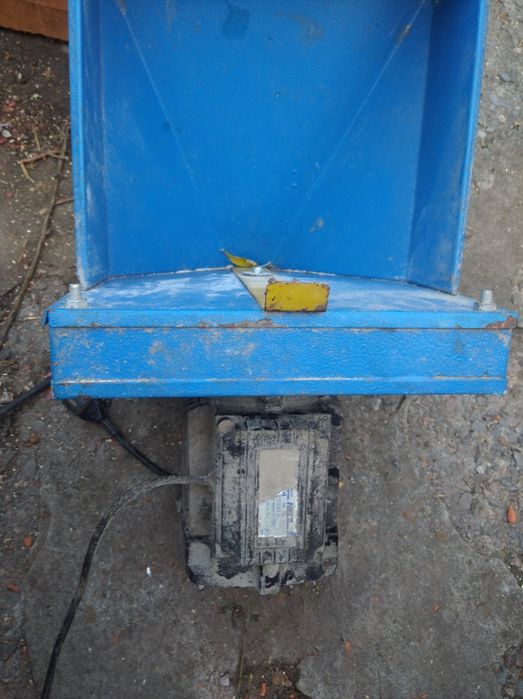 Зернодробилка с немецким двигателем.