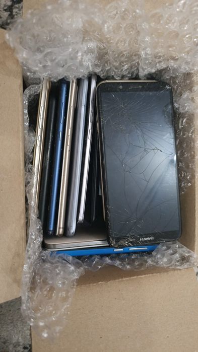 Zestaw 17 telefonów komórkowych stan nie znany