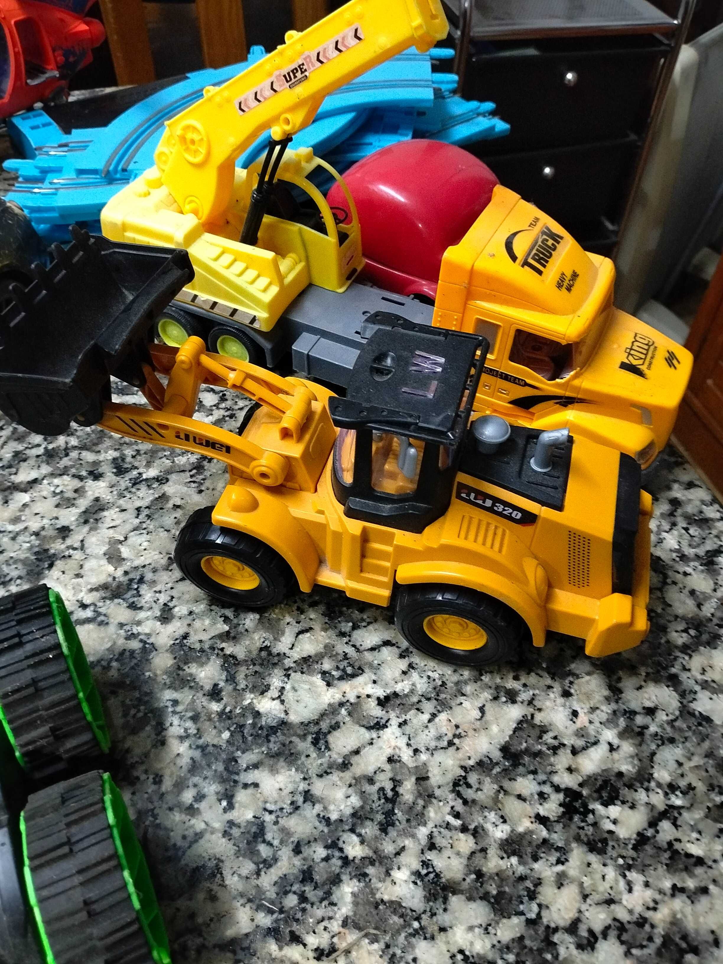 Bonecos miniaturas colecionáveis