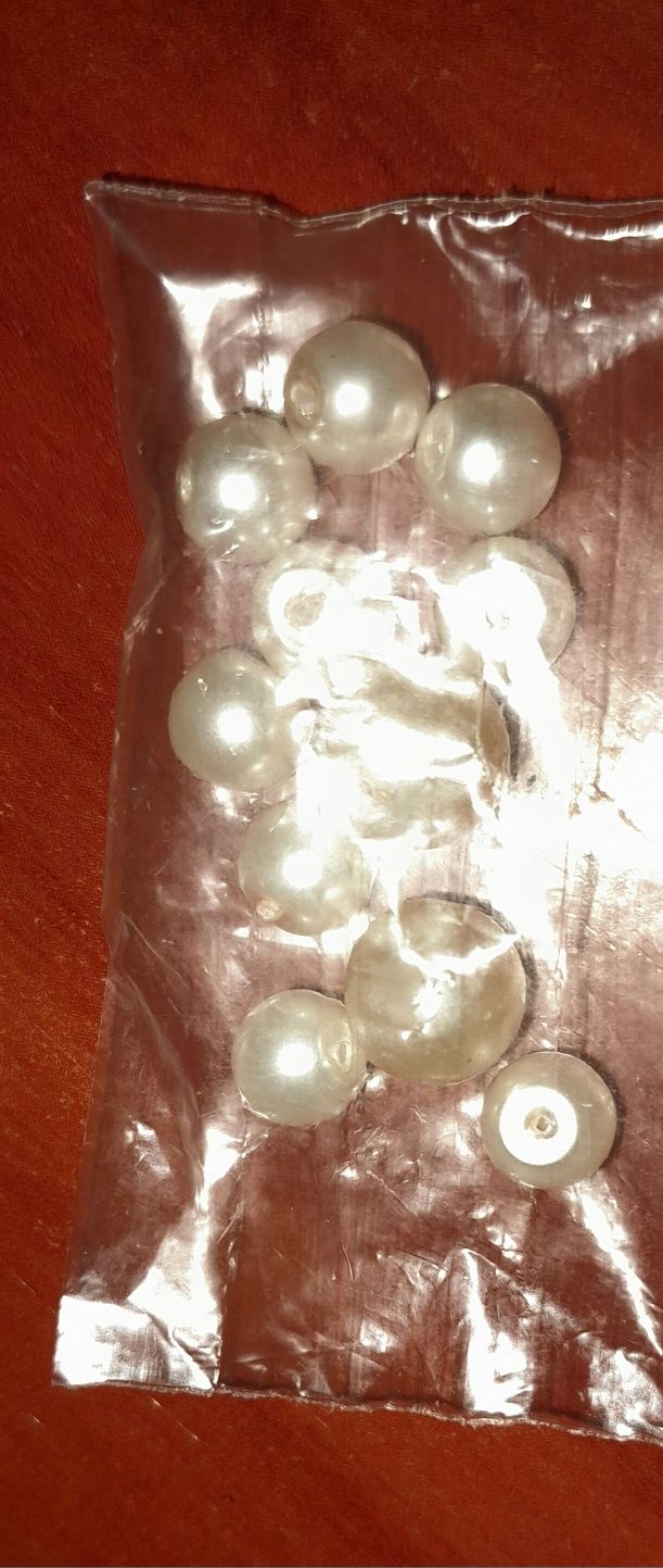 2 agulhas e pequenas pérolas de plástico