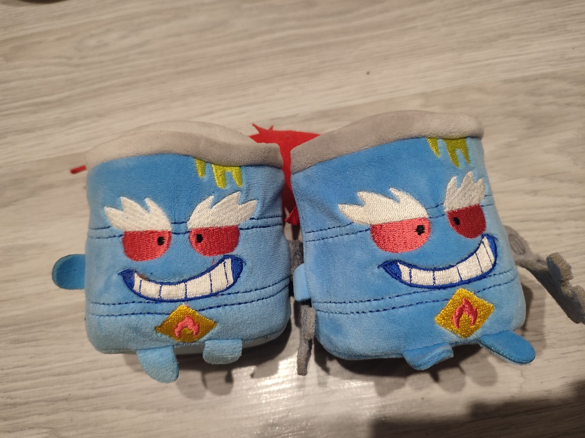 Dwie maskotki super zings
