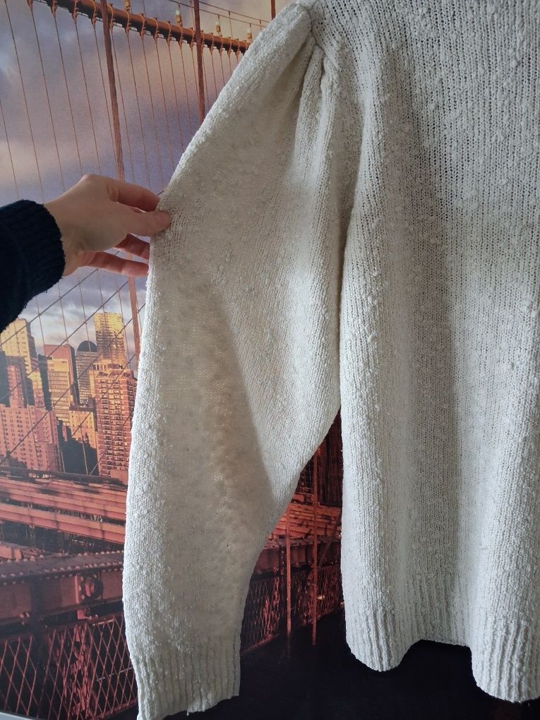 Sweter damski kremowy zdobiony, kwiaty przy dekolcie