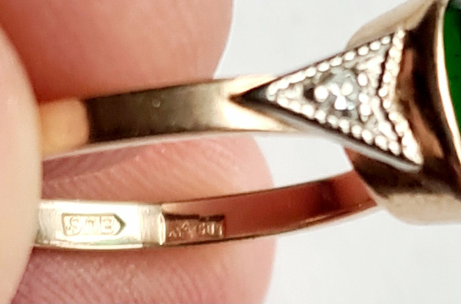 В продаже золотые кольца с бриллиантами и изумрудом производства СССР