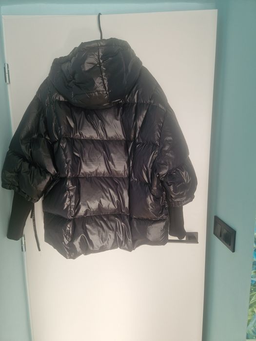Czarna kurtka oversize z wełnianymi rękawami