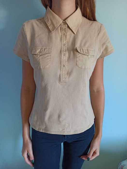 Beżowa bluzka z kołnierzykiem, z krótkim rękawem