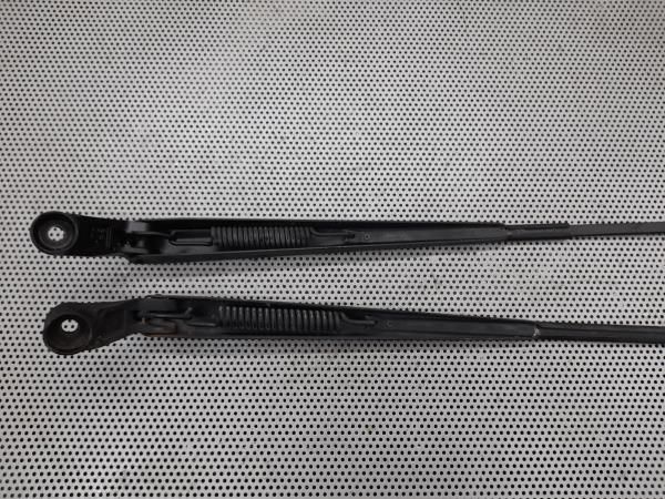 Haste / braço de escova limpa vidros frente direita TOYOTA Yaris (_P1_