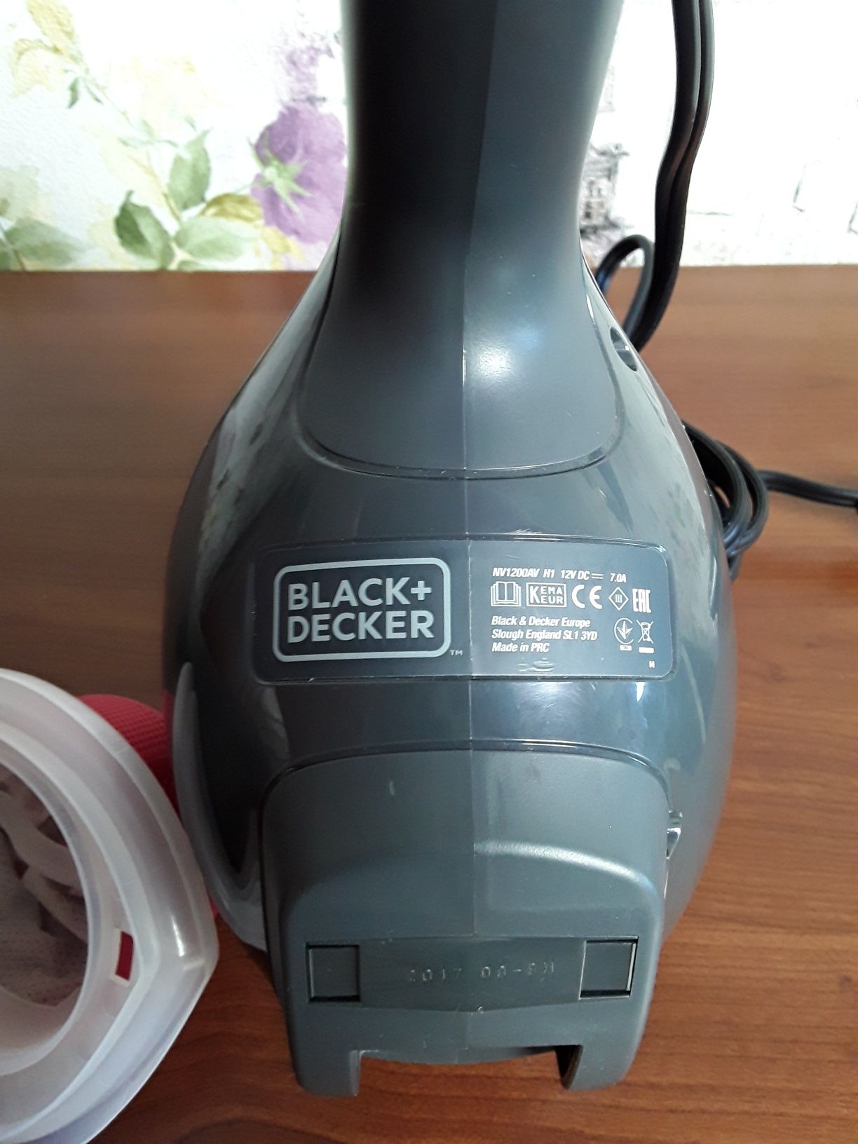 Автомобильный пылесос Black+Decker NV1200AV