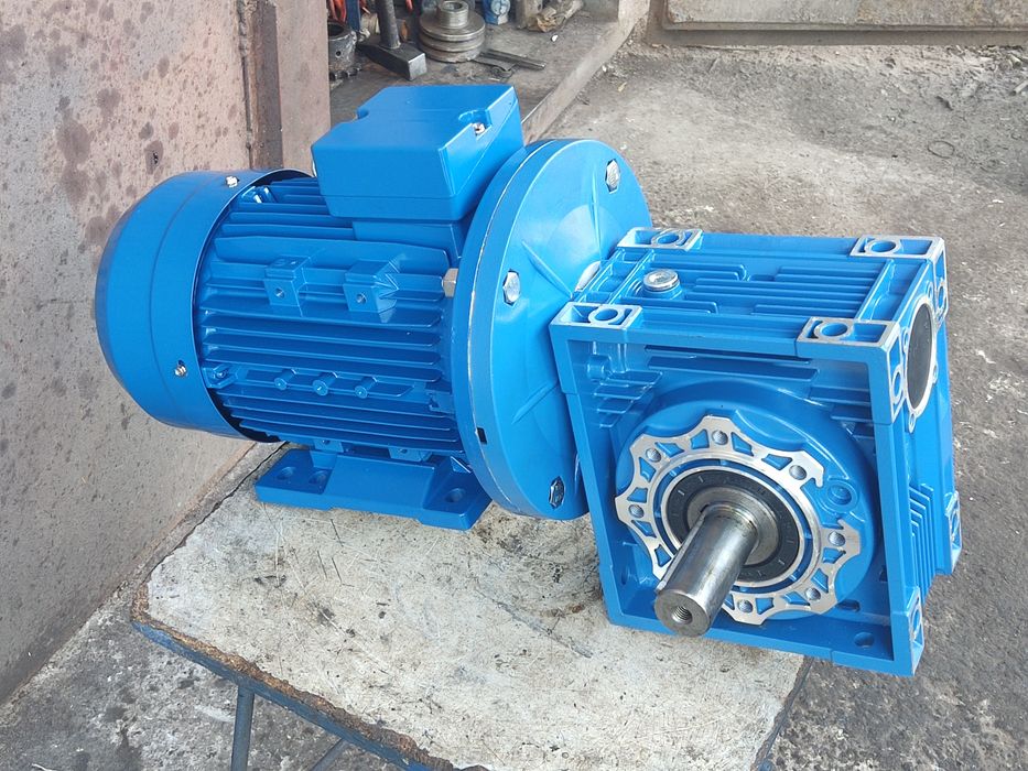 мотор-редуктор NMRV090 на 47, 56, 70, 93, 140 об/мин 4 кВт 500 Н.м.