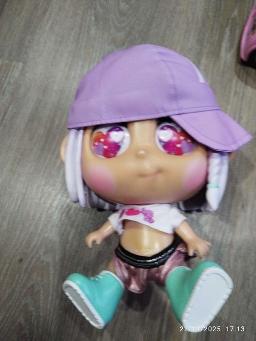 Boneca Trotties Emma com Limousine Famosa 44cm