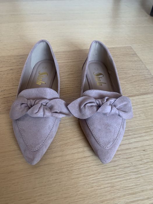 Sapatos rasos com laço
