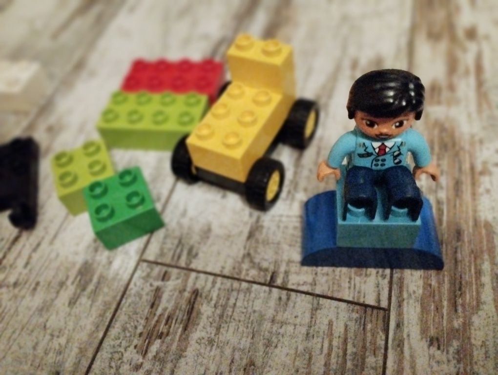 LEGO Duplo figurka pilot, auto, klocki 15 szt. Oryginalne.