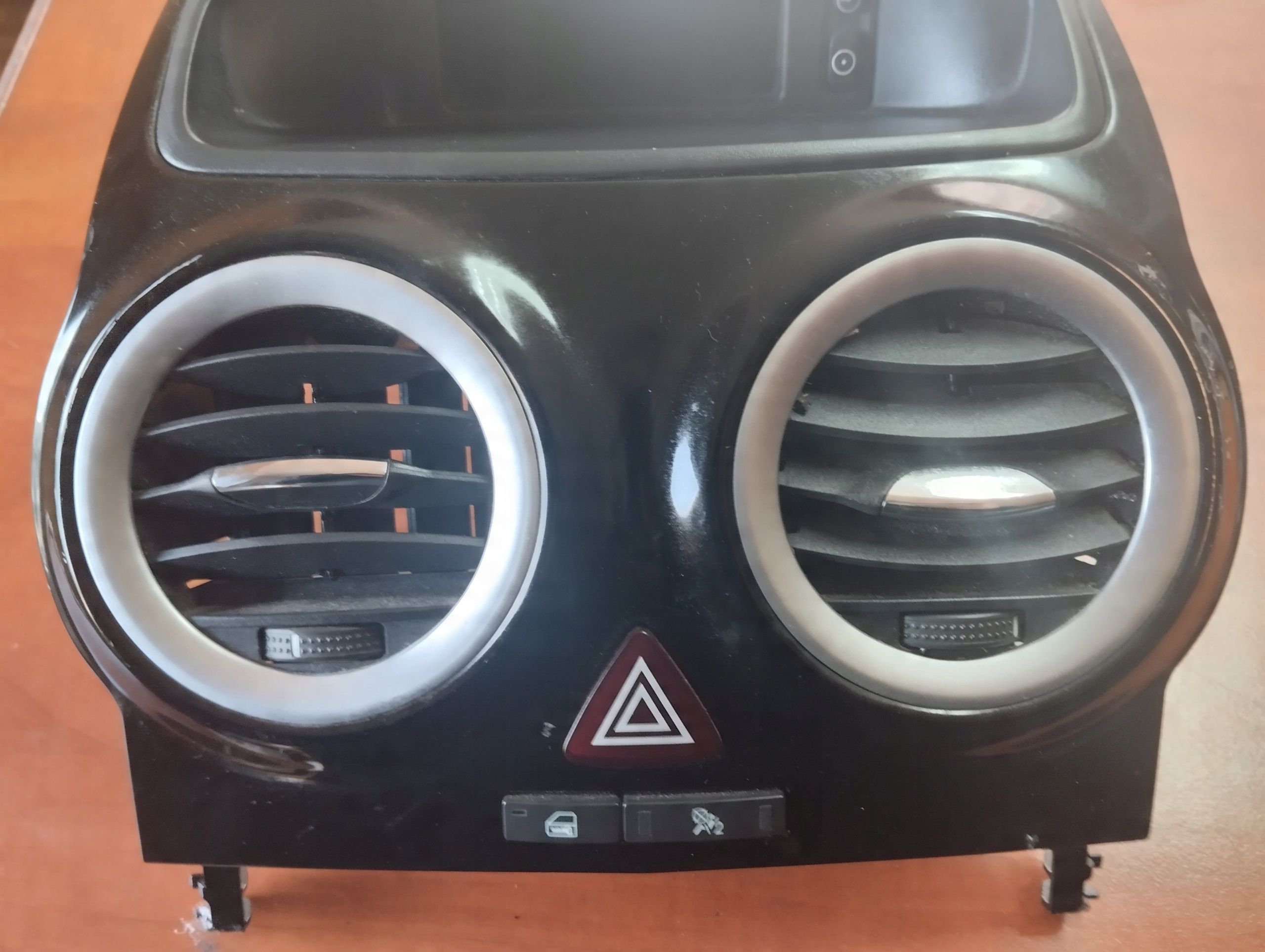 Panel środkowy Konsoli Kratki Nawiewu wyświetlacz Opel Corsa d