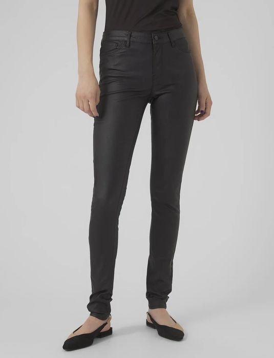 Spodnie woskowane czarne Vero Moda Petite XL/28