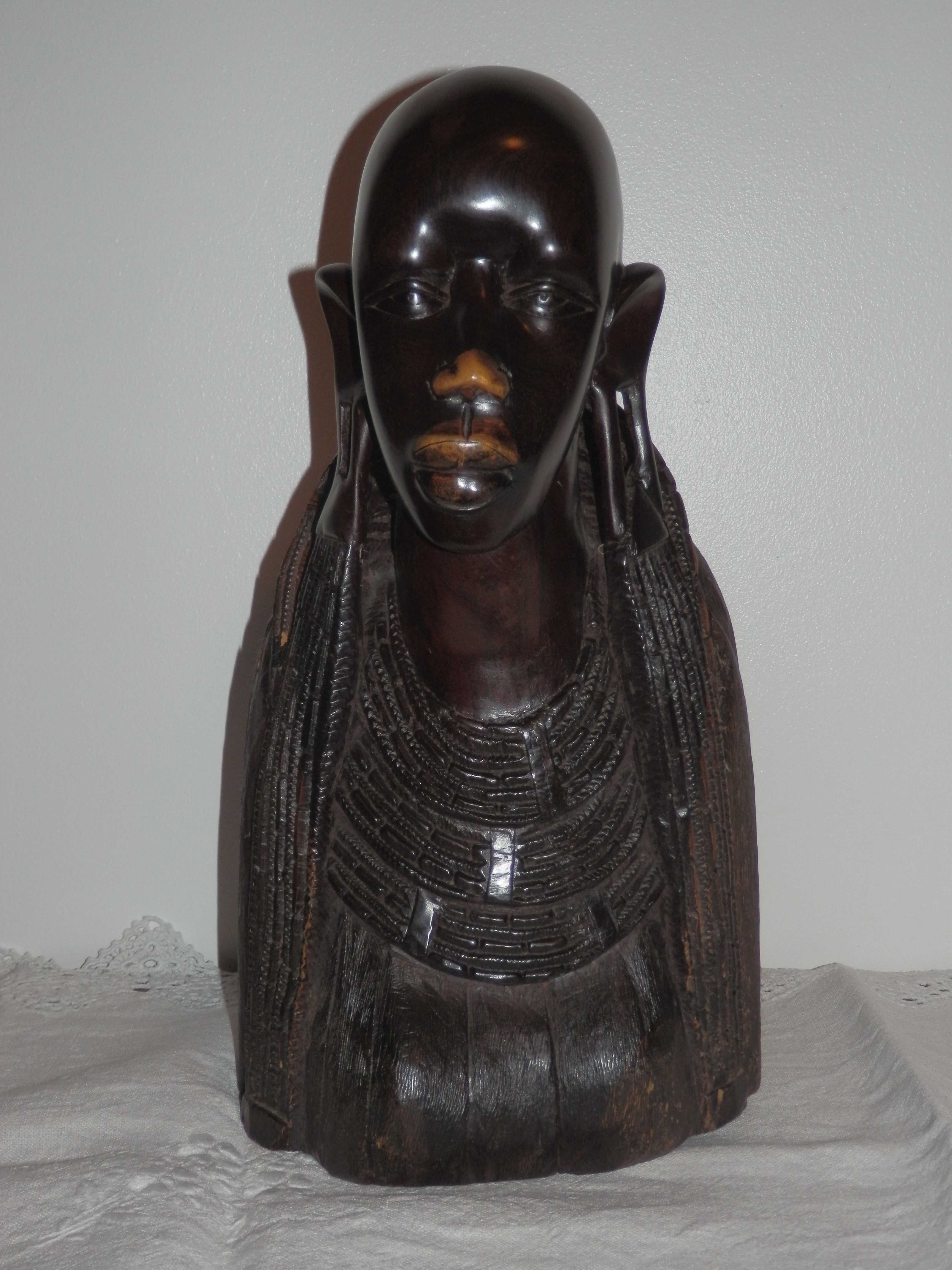 Busto de mulher em ébano