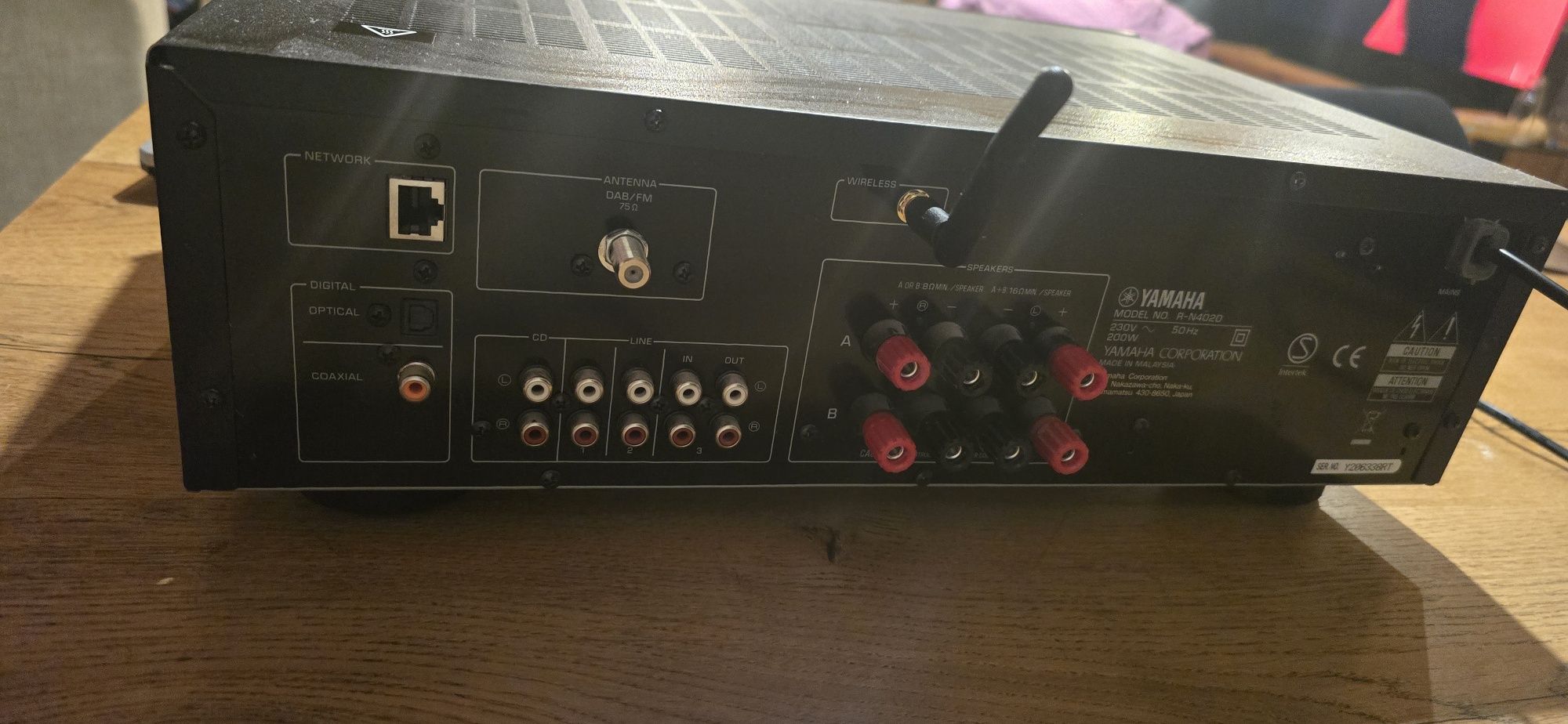 Yamaha R-N402D, amplituner