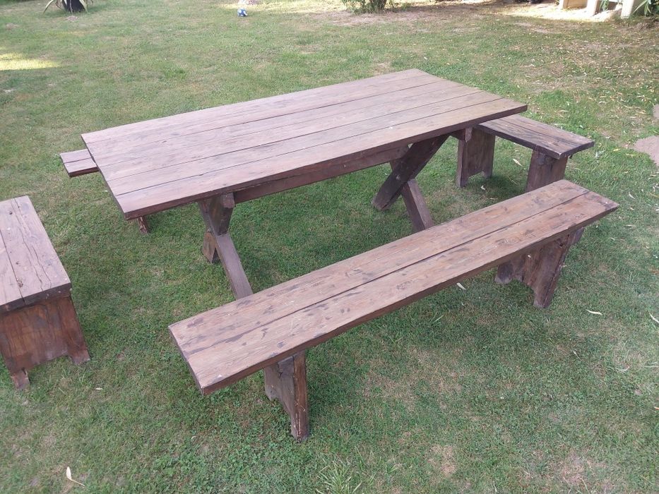 Stół i ławki ogrodowe drewniane.