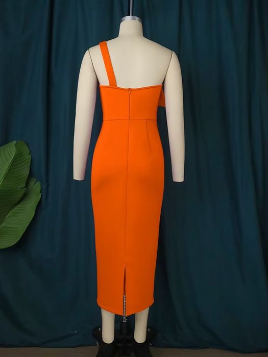 Pomarańczowa sukienka midi z dekoracyjną różą M dopasowana elegancka,