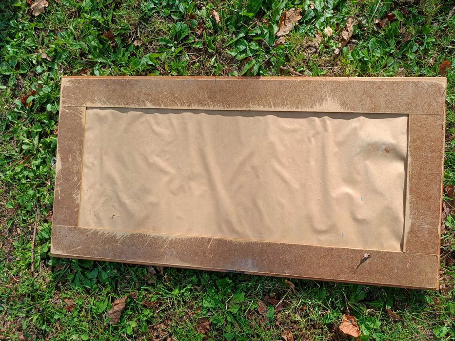 Lustro w solidnej, toczonej ramie z naturalnego drewna.