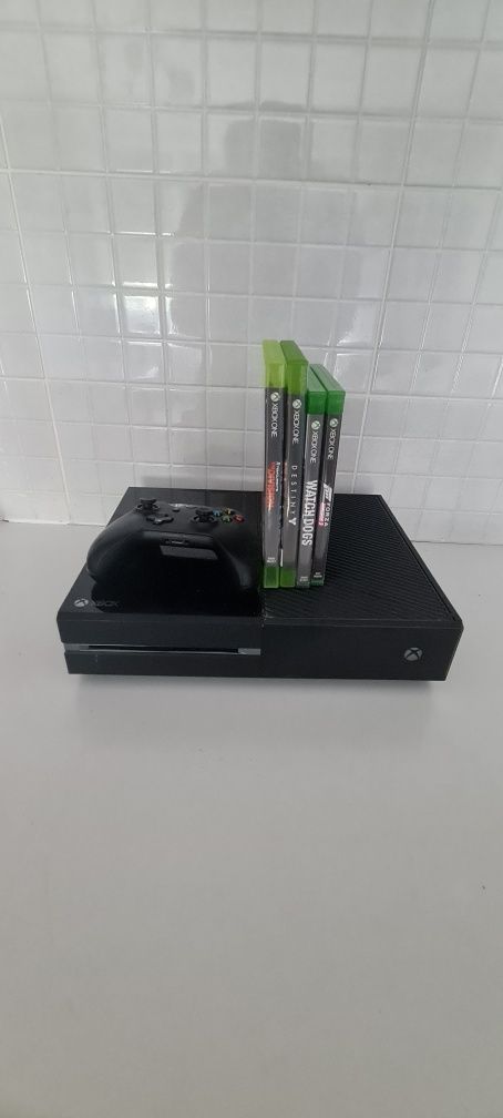 Xbox one z padem i 4 grami