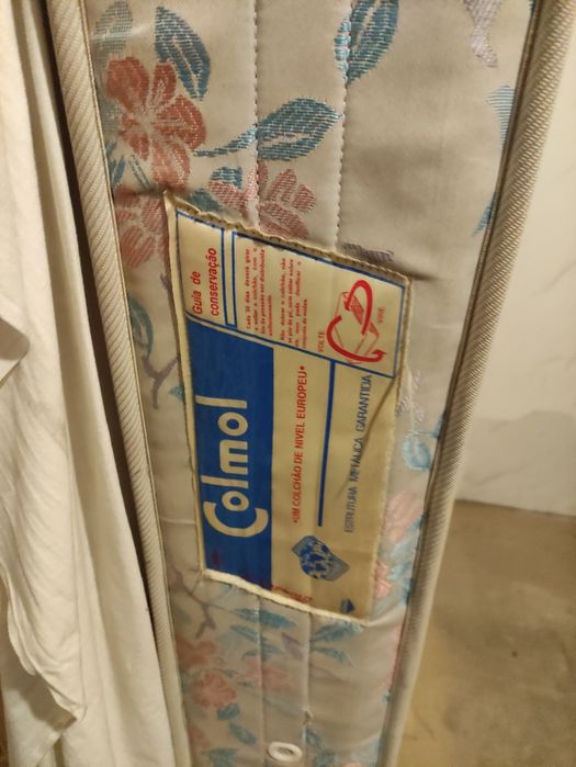 Vendo cama e colchão