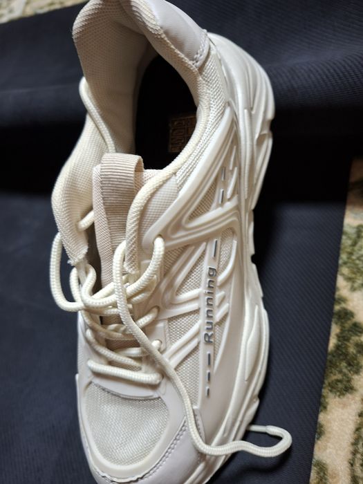 Кросівки нові розмір 39