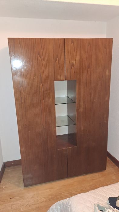 Louceiro em madeira maciça. A retirar pelo comprador.