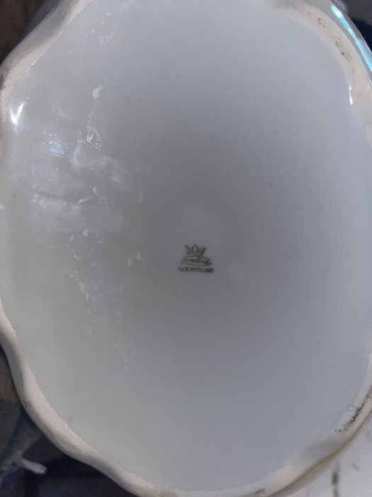 Porcelanowa waza z przykrywką.