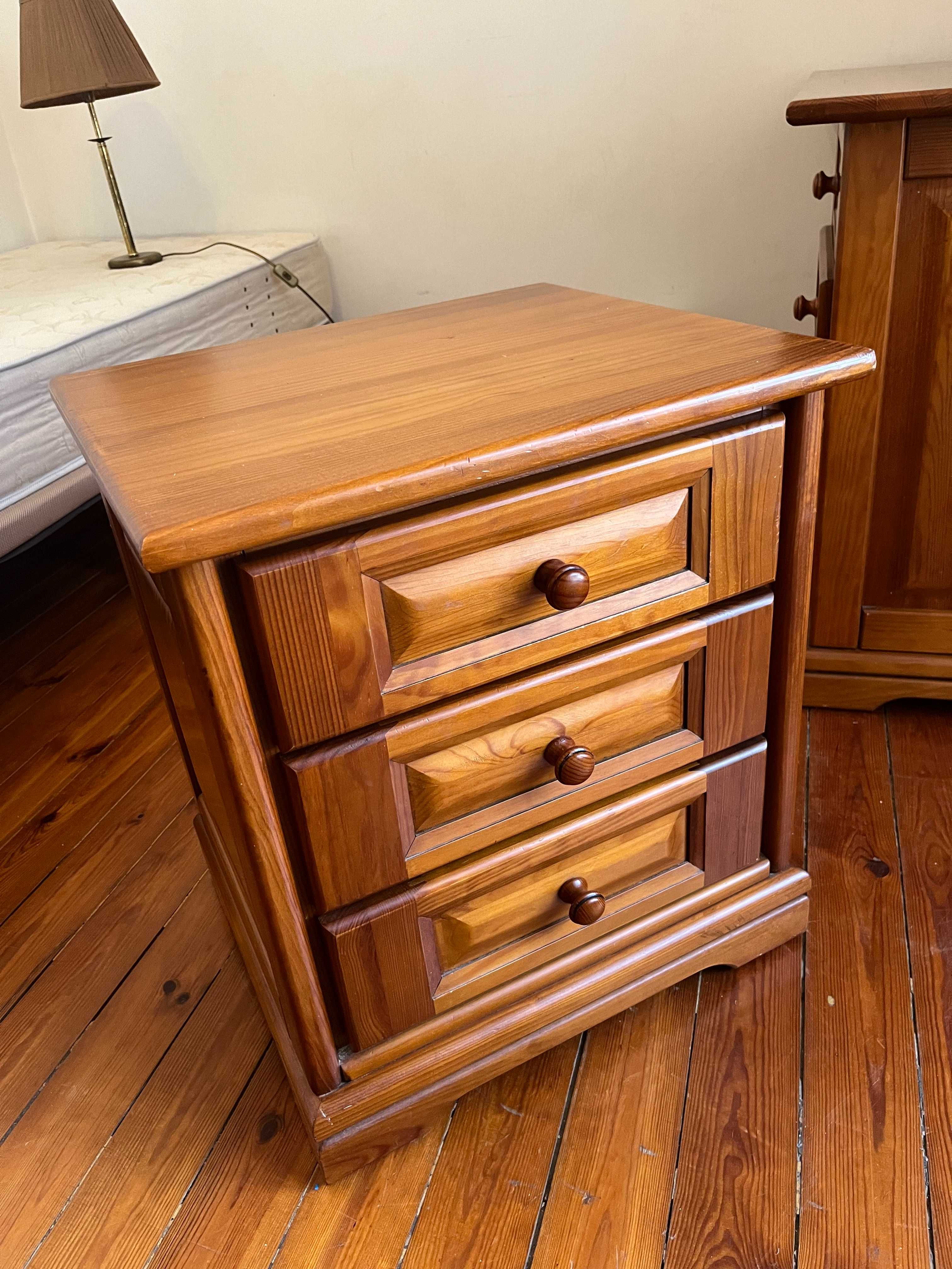 Mesa de Cabeceira em Madeira Maciça com 3 Gavetas
