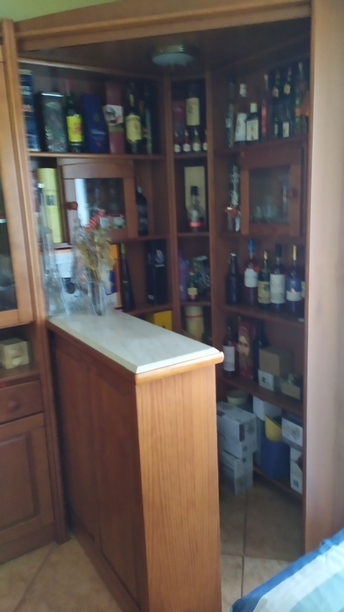 Bar de sala em pinho mel