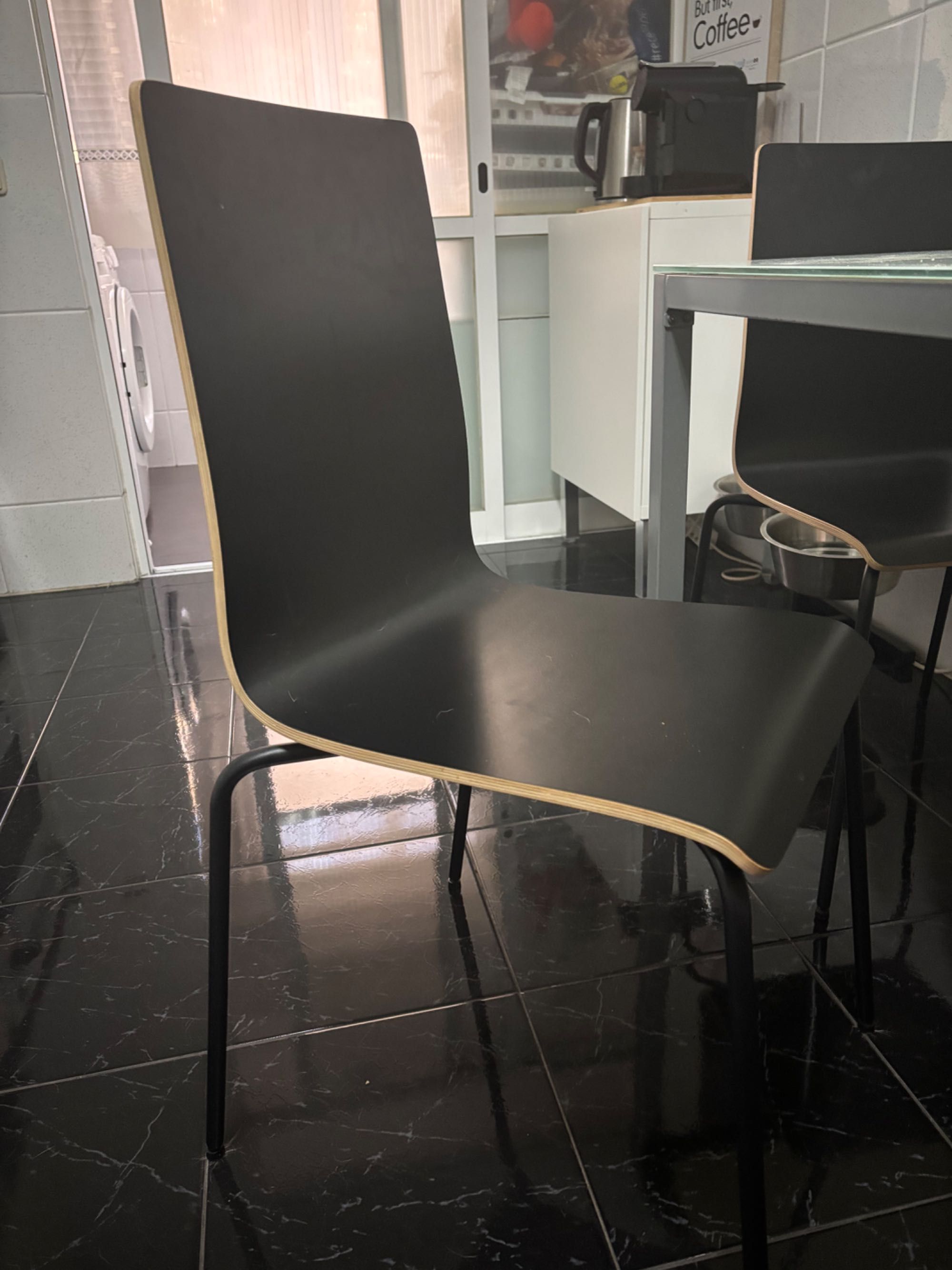 Vendo mesa de cozinha com cadeiras