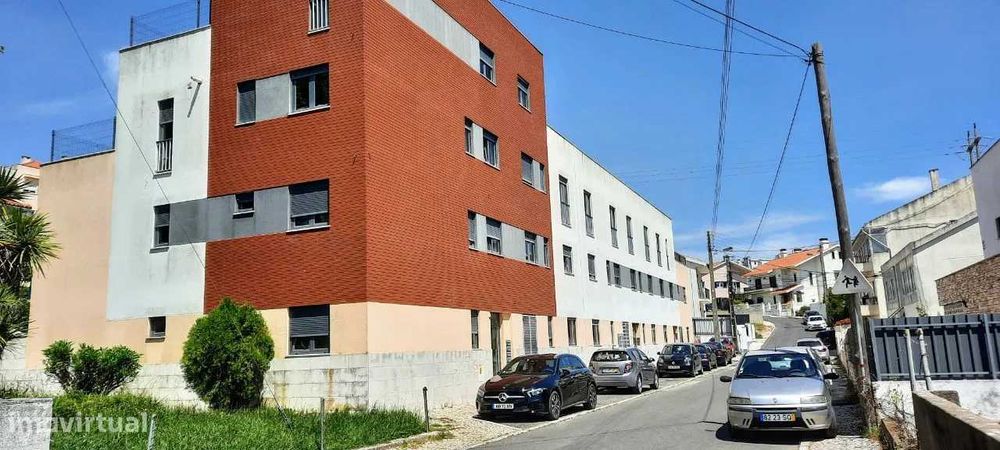 Arrendo T1 mobilado com terraço em Famões - apartamento recente