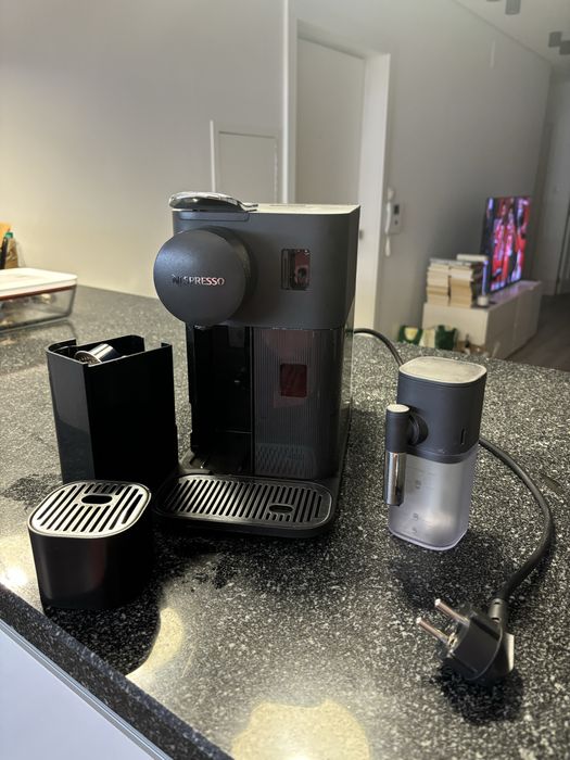 Maquina de café nespresso DeLonghi Lattissima One Evo preta