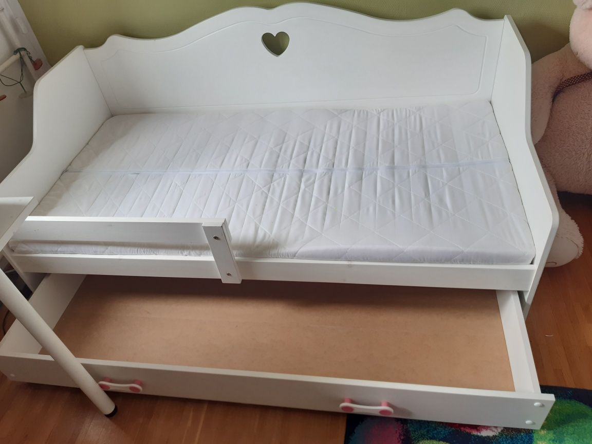 Białe łóżko dziecięce jak nowe