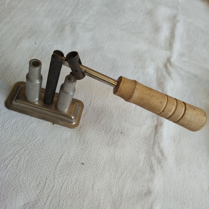 Інструмент, дриль, серп, коса, воротки, тиси, ножиці, пасатижи, прес