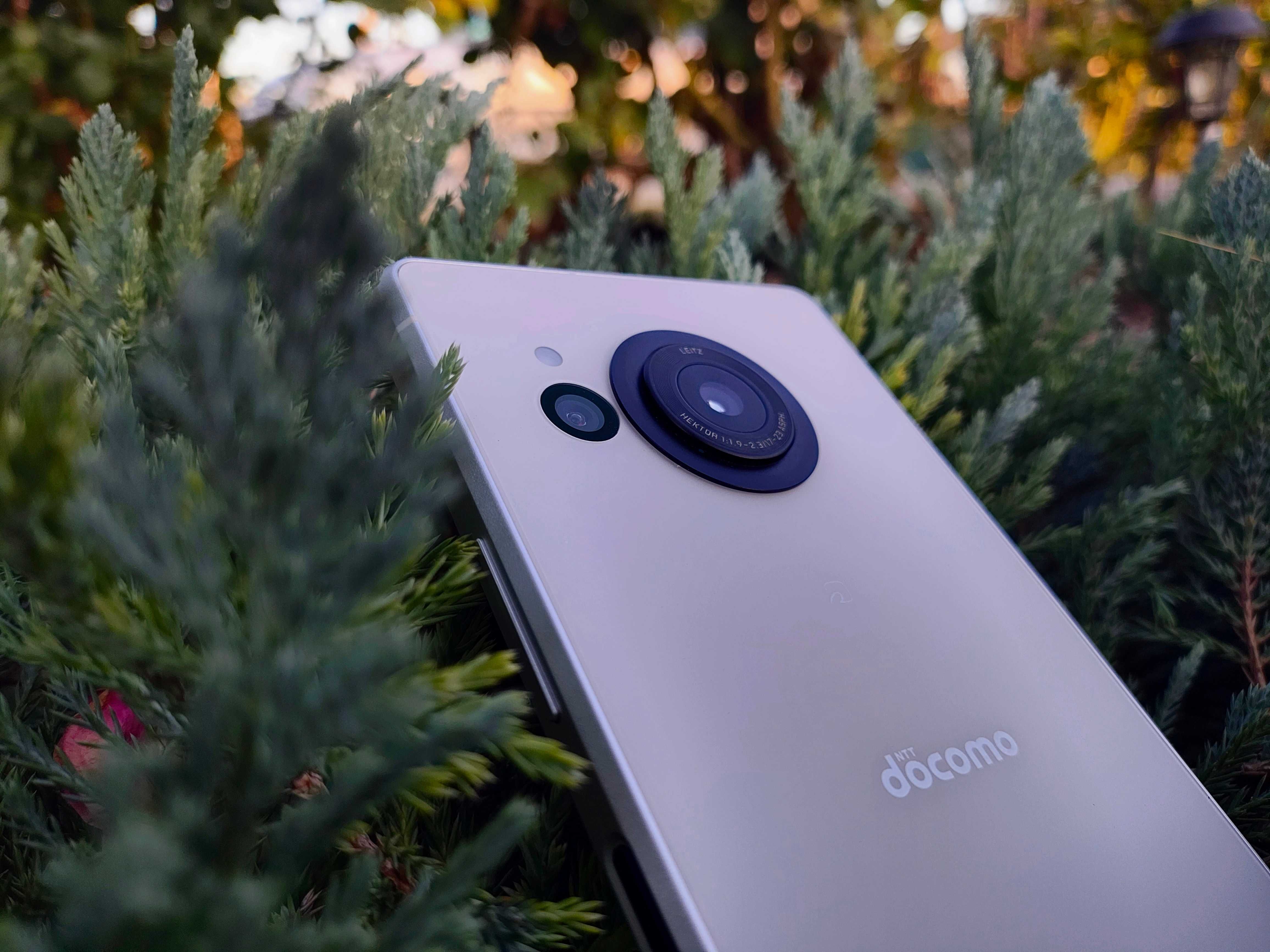 Смартфон компактний Sharp AQUOS R8(2Sim,6,4"240Гц,STD810,IP68,NFC,50mp