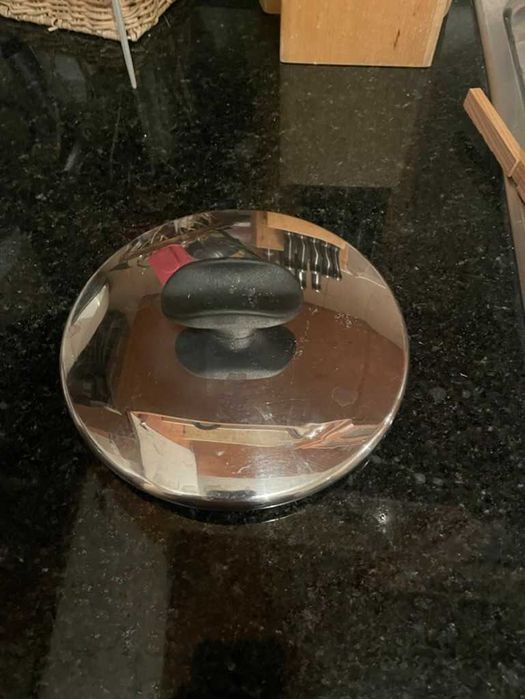 tampa de panela cinzenta e preta pequena