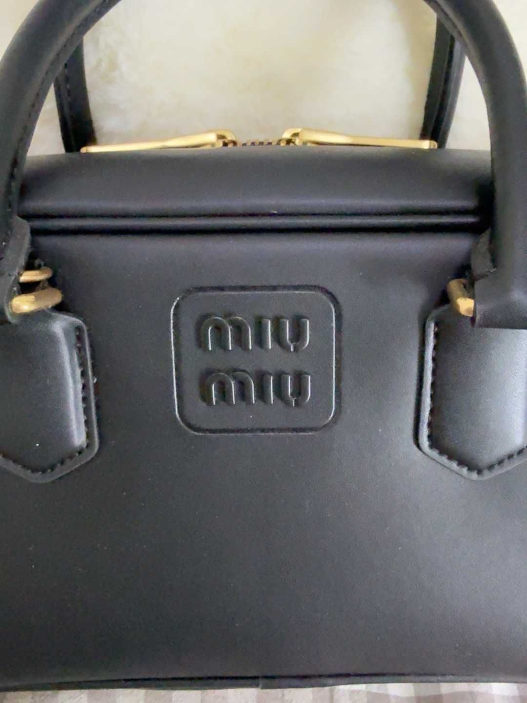 MiuMiu Czarna Torba Na Ramię Z Srebrnym Łańcuchem Premium