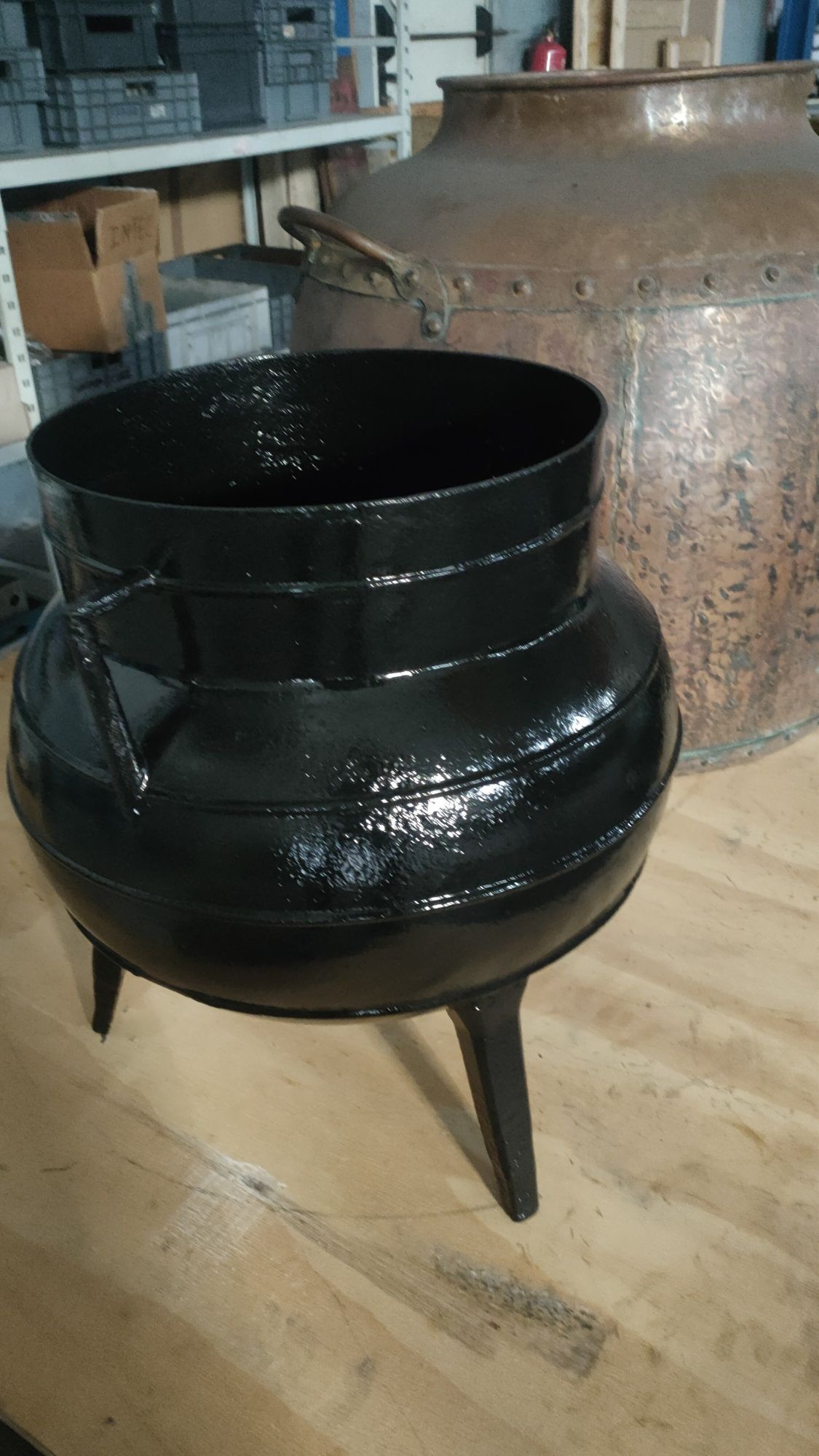 Panela em cobre de grandes dimensões  do século 19 e uma panela ferro