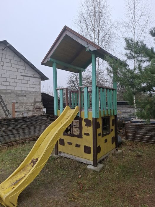 Дерев'яний дитячий будиночок з гіркою