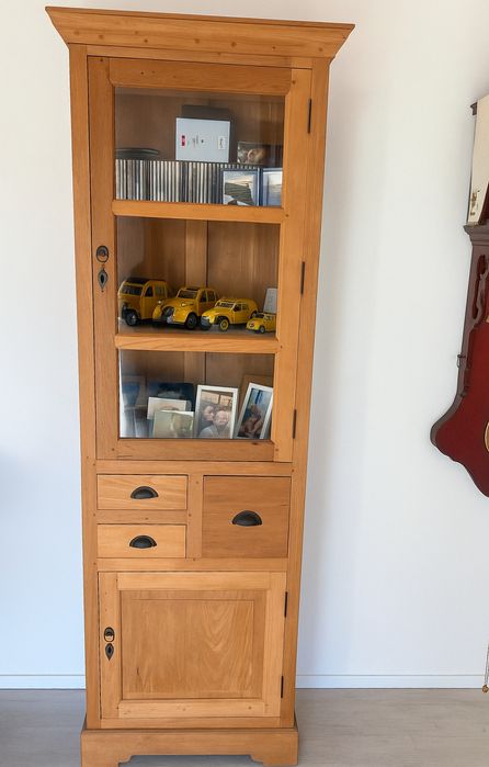 Witryna, witrynka lite drewno egzotyczne. Biblioteczka rustykalna.